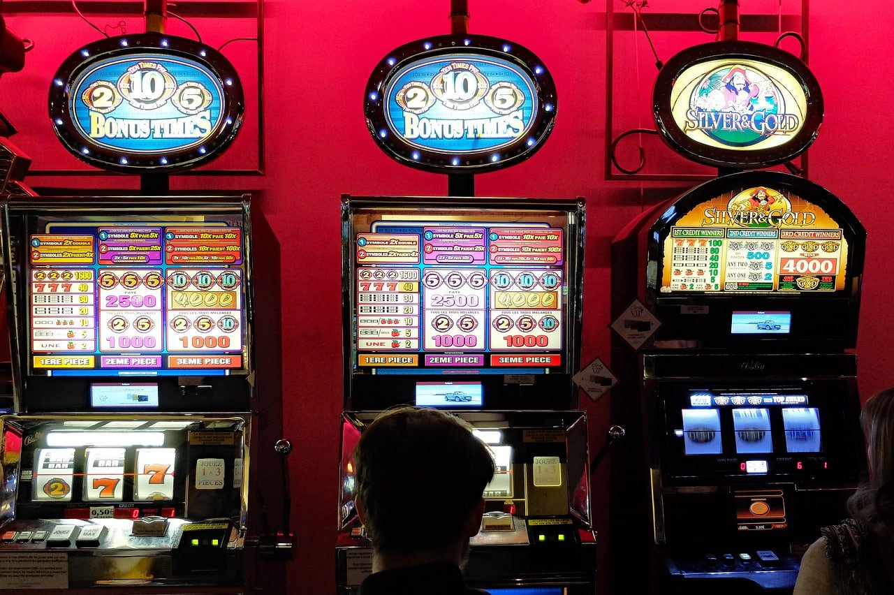 Pemain menikmati Live Casino jalang189 di perangkat mobile dengan dealer langsung